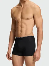 Pack de tres boxers para hombre de la marca BOSS, color negro, con cintura elástica que lleva el logo de la marca en blanco y detalles en gris.