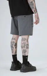 Bermuda gris de corte oversize con múltiples bolsillos, detalles reflectivos y cinturón con hebilla.