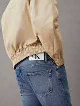 Pantalón de jean celeste de corte recto, con tiro alto y pierna holgada.
