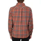 Camisa de franela a cuadros color ladrillo, con dos bolsillos frontales con solapa abotonada y mangas largas.