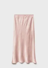 Falda midi de tiro medio, corte recto, color rosa pálido con efecto arrugado y brillo satinado. Presenta un diseño asimétrico en la parte superior, posiblemente superpuesto a un top blanco.