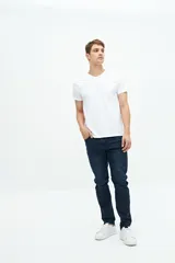Remera blanca de manga corta con cuello en V, corte regular y logo bordado.