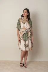 Camisa italiana larga irregular en satén estampado en tonos beige, negro y marrón. Se puede usar como vestido, túnica o camisa larga. Talle único.