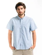 Camisa de hombre a cuadros celestes y blancos, de manga corta y corte clásico.