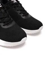 Championes deportivos Umbro modelo Rocky para mujer, color negro con suela blanca. Presentan capellada de malla transpirable y el logo Umbro en el lateral.