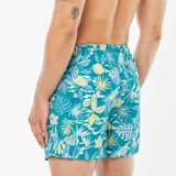 Short de baño azul con estampado de hojas y flores en tonos verde, amarillo y gris.