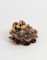 Broche para el pelo con forma de flor, color carey y strass en el contorno.