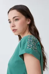 Remera verde de corte clásico con cuello en V y mangas cortas con dobladillo.