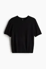 Remera corta de punto fino color negro, con cuello redondo y mangas cortas.