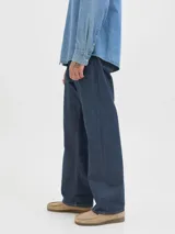 Jean baggy de tiro alto color azul denim, con fit holgado y diseño clásico de cinco bolsillos. Presenta un lavado rinse que le da un acabado limpio y suave.