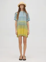 Vestido corto con corte básico y cuello redondo, con puños a rayas en color contrastante.