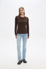 Remera color gris de lyocell, de manga larga, corte ajustado y cuello redondo.