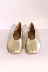 Ballerinas plateadas de cuero con punta cuadrada y suela plana.