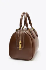 Bolso marrón formato city con asa doble de mano con detalles metálicos y correa interior extraíble en tejido canvas con posición bandolera. Bolsillo interior con cierre mediante cremallera metálica.