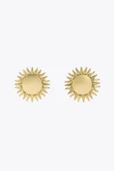 Aros dorados con forma de sol en relieve, con cierre de tuerca y clip.