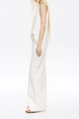 Pantalón largo de denim celeste, de corte wide leg, tiro bajo, con cinco bolsillos y cordón ajustable en la cintura.