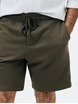 Bermuda deportiva color gris con cintura elástica y cordón ajustable.