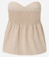 Blusa color beige sin breteles, confeccionada en viscolino con 15% de lino, con escote corazón, fruncidos y lastex en la espalda. La prenda tiene cuerditas aplicadas en el busto.