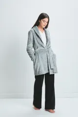 Bata gris con estampado de flores y animales, con cuello esmoquin, lazo para ajustar en la cintura y bolsillos laterales.