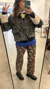 Pantalón de patchwork con diseño colorido y forma ajustada, ideal para un look moderno.