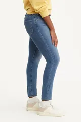 Jeans de tiro alto color azul medio, corte skinny.