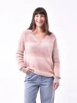 Sweater rosado de tejido de punto con cuello en V.