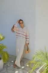 Buzo oversize con capucha, acanalado y con flecos en las mangas.