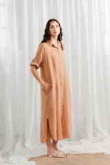 Vestido camisero largo color ocre, de lino, con cuello camisero, abotonado al frente y mangas 3/4 con trabilla.