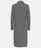 Campera alargada con cuello solapa, bolsillos y cierre de doble abotonado. Presenta un estampado cuadrillé pied-de-poule en blanco y negro, con un detalle contrastante en el puño. Confeccionada en polivelour, con forro de poliéster.