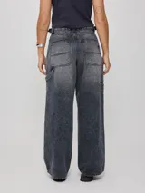 Pantalón de jean gris oscuro con efecto lavado, corte amplio y tiro alto.