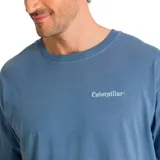Remera color ladrillo de corte recto, con cuello redondo y mangas cortas. Logo de Caterpillar bordado en el pecho y parche con logo en la manga.