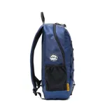 Mochila azul con logo de Caterpillar en blanco, con bolsillo frontal con cordones elásticos cruzados, bolsillos laterales de malla y elementos reflectantes.