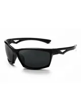 Lentes de sol en tendencia con protección UV, diseño moderno y estilizado.