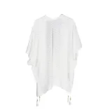 Kimono blanco de gasa calada con diseño geométrico, calce amplio y fluido, escote abierto y terminación en cordones con borlas decorativas.