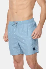Short de baño celeste con estampado de veleros blancos, cintura elástica con cordón ajustable, dos bolsillos laterales y suspensor de malla fina.