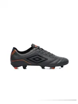Championes de fútbol Umbro Classico III HG, color gris oscuro con detalles en naranja. Presentan el logo de Umbro en el lateral y tapones en la suela para mejor agarre.