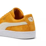 Championes Puma Suede Classic de gamuza color verde con franja lateral blanca y suela de goma blanca.