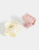 Set de dos broches para el pelo: uno con forma de flor color crema con estampado de pequeñas rosas rojas, y otro rectangular color rosa.
