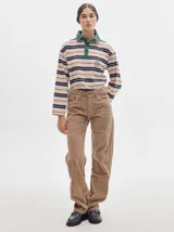 Remera polo de manga larga con rayas horizontales en blanco, rojo y verde. Cuello camisero rojo con cierre de dos botones y logo bordado en el pecho.