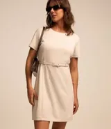 Vestido corto color crema, de corte recto, con cuello redondo y mangas cortas. Incluye cinturón fino con hebilla.