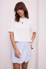 Minifalda marrón con corte tulipán y costuras a contraste.