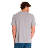 Remera gris de manga corta con estampa frontal del logo de Caterpillar y texto en color blanco.