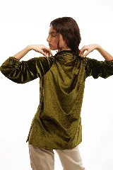 Camisa azul marino de terciopelo con cuello tradicional, botones de nácar y tajos laterales.