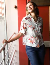 Camisa de lino con cuello con solapa, escote en V y abertura central con botones.