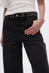 Pantalón jean negro de corte recto, tiro medio y ruedo desflecado.