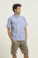 Camisa de manga corta a rayas verticales azules y blancas, con cuello abotonado y bolsillo en el pecho.