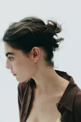 Camisa marrón de algodón, corte amplio, con cuello solapa, manga larga con puños, bolsillo de parche en el pecho, pinzas en la espalda y cierre frontal con botones.