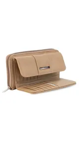 Billetera larga color beige, con solapa y broche a presión. Tiene un compartimento frontal con tarjeteros, visor y bolsillos, y un compartimento posterior con monedero con cierre, tarjeteros y bolsillos. Incluye un bolsillo trasero con cierre.