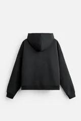 Sudadera negra corta con capucha, manga larga, bolsillo tipo canguro y terminaciones en rib.