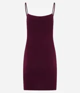 Vestido corto color rosado, de escote recto, con breteles finos y confeccionado en algodón con elastano.